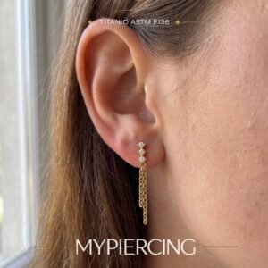 Labret em titânio com três zircónias e correntes pendentes