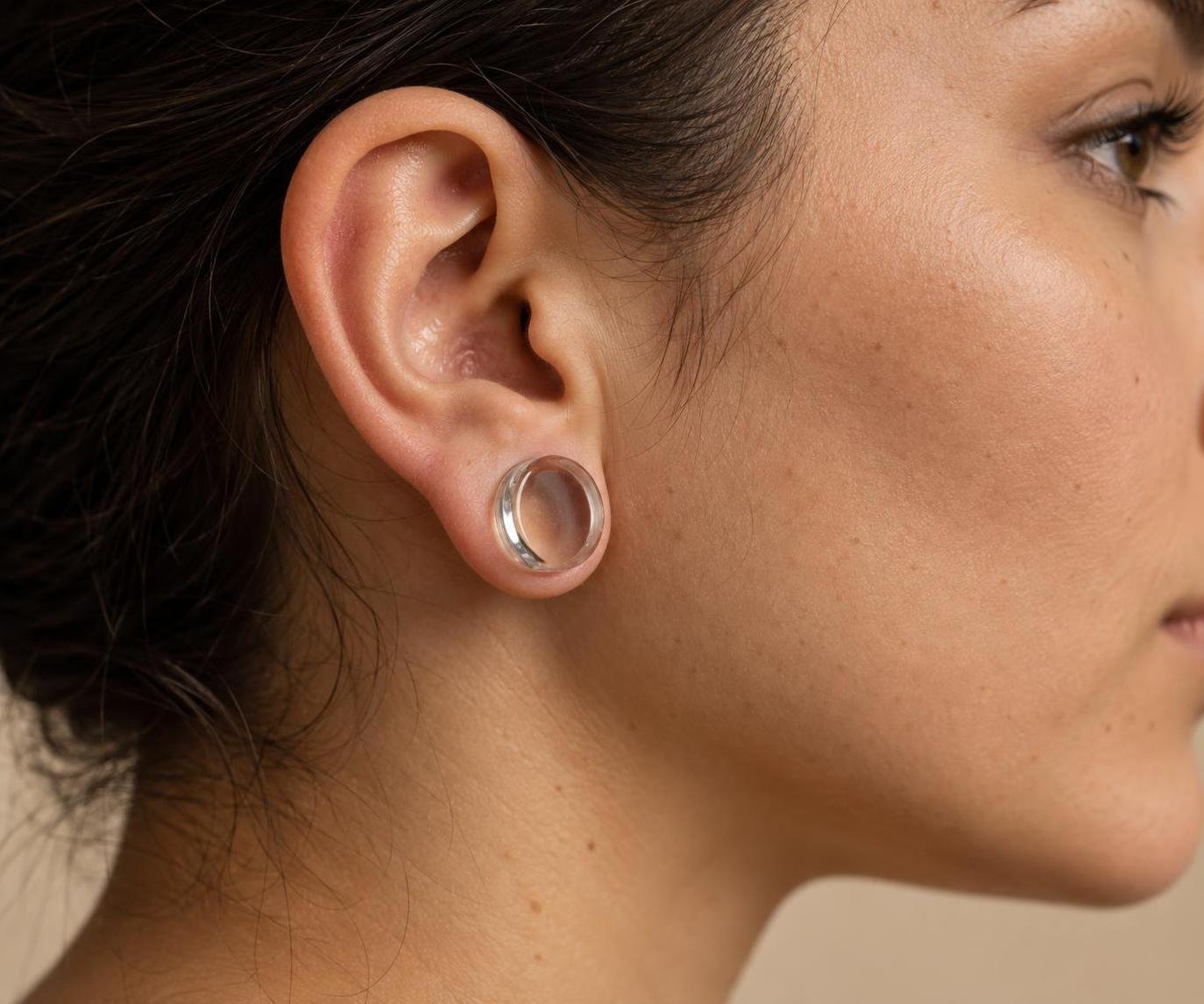 Lóbulo dilatado com um plug transparente de vidro